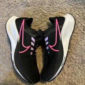 Nike Women's Black and Pink Athletic Shoes